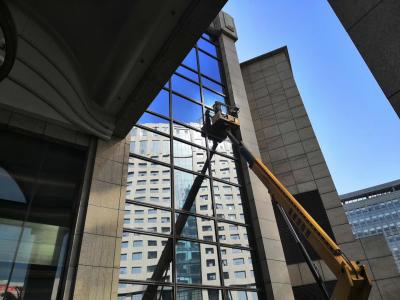 车载式曲臂车高空换玻璃